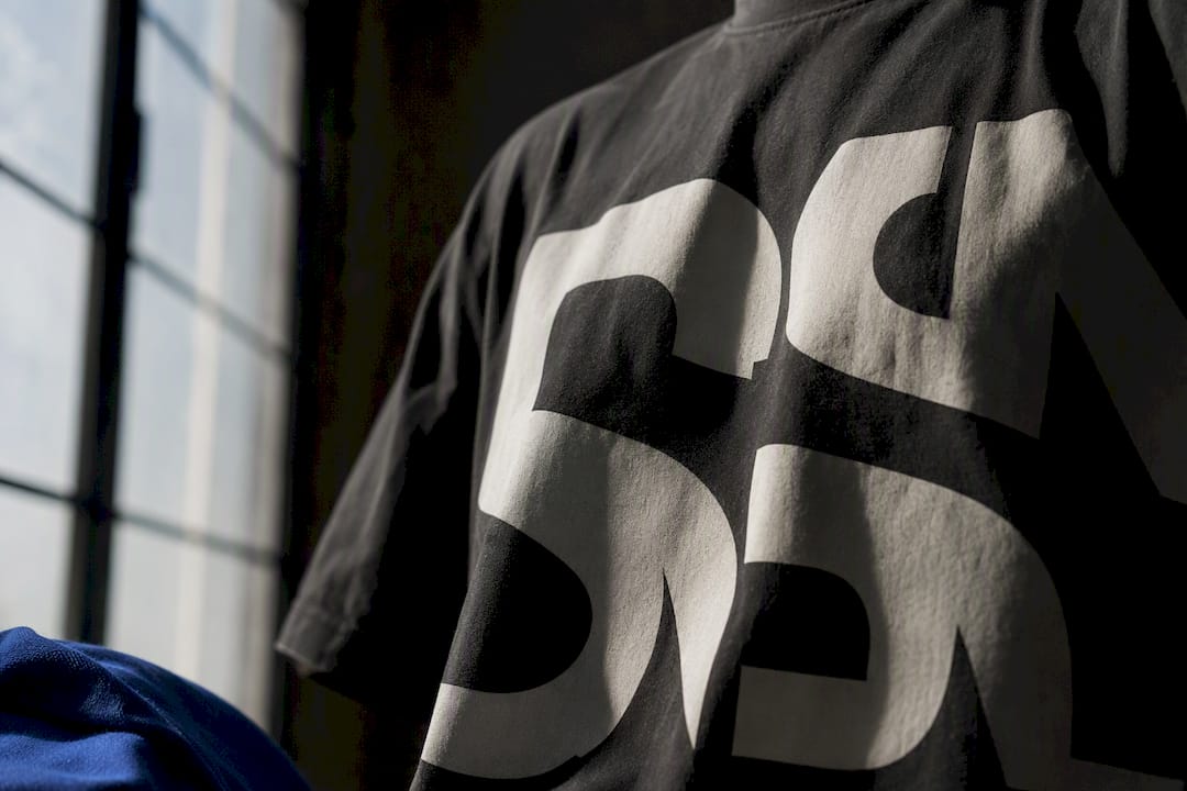 Cropped shirt with oversized graphic lettering